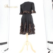 社交ダンス 衣装 スタンダード 上下セット ツーピース レッスンウェア パーティ衣装 Fashionα ファッション アルファ ブラック系 黒 オレンジ系 レトロ ドット柄 セットアップ トップス スカート フェミニン カジュアル おしゃれ 旅行用 ダンスウェア 機能性 ストレッチ モダン 社交 パーティーコスチューム デザイン 複数サイズ対応 柔らかい 使いやすい スタイリッシュ 目を引く キュート 軽やか