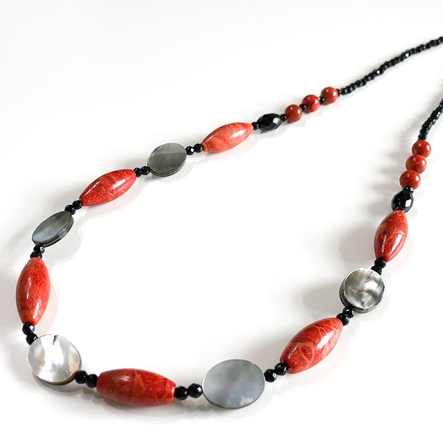 シックな赤が 心くすぐる！ アップル珊瑚 オニキス シェル ネックレス ne1102