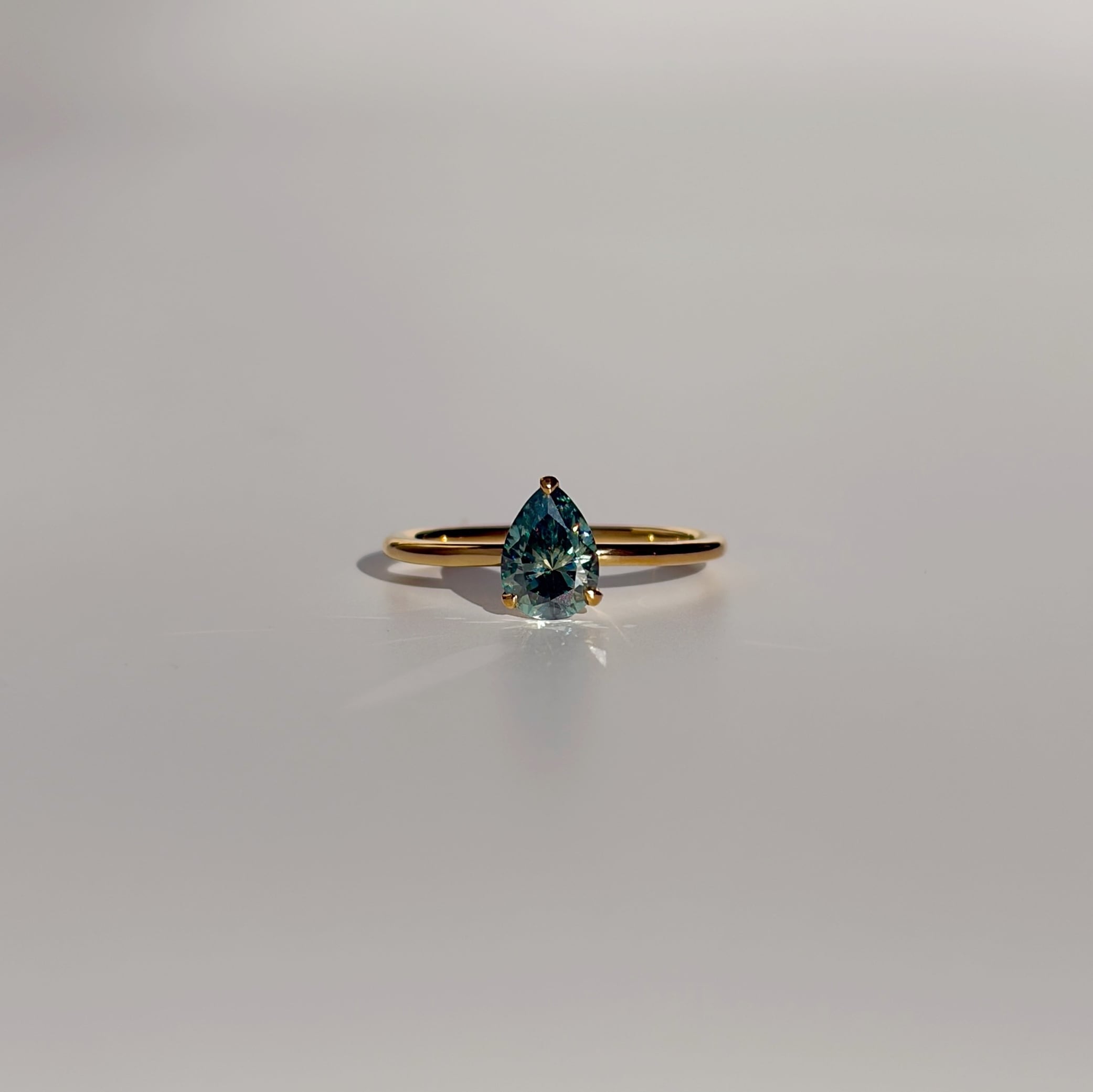 【teardrop ring】~モアサナイト~