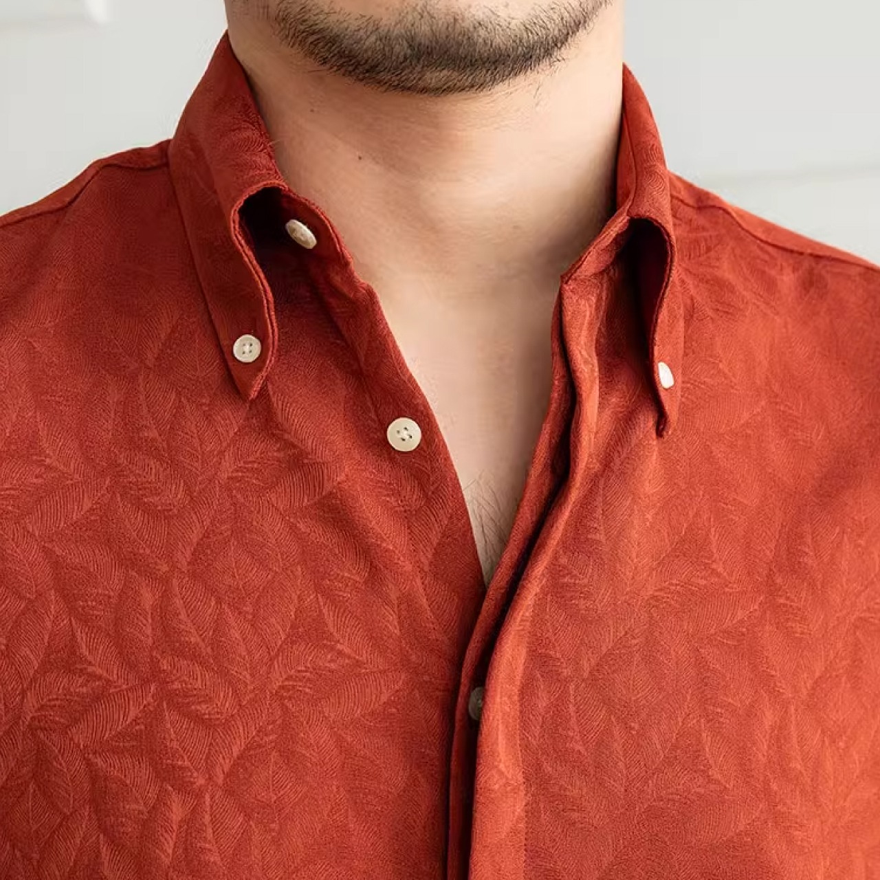 スリムシルエットで、春夏のカジュアルスタイルを格上げしてくれる長袖シャツ　SH015