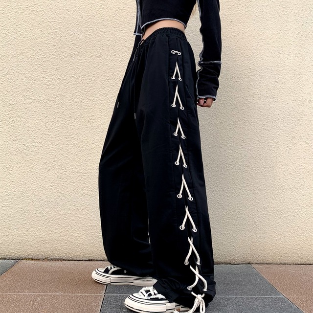パンツ ボトムス ワイドパンツ ハイウエスト レディース 女性用 レースアップ ウエストゴム 編み上げ 原宿系 ブラック ホワイト カジュアルパンツ ストレート ストリート かっこいい クール 可愛い キュート 大人可愛い 大人カジュアル S M L ダンス スポーツ ジム 散歩 休日 お出かけ イベント 10代 20代 30代 40代 コーデ ファッション トレンド 人気 韓国系 オルチャン インスタ映え プチプラ 送料無料 個性的 着痩せ 脚長 美脚 スタイルアップ スリム 体系カバー 春 秋 ラフ