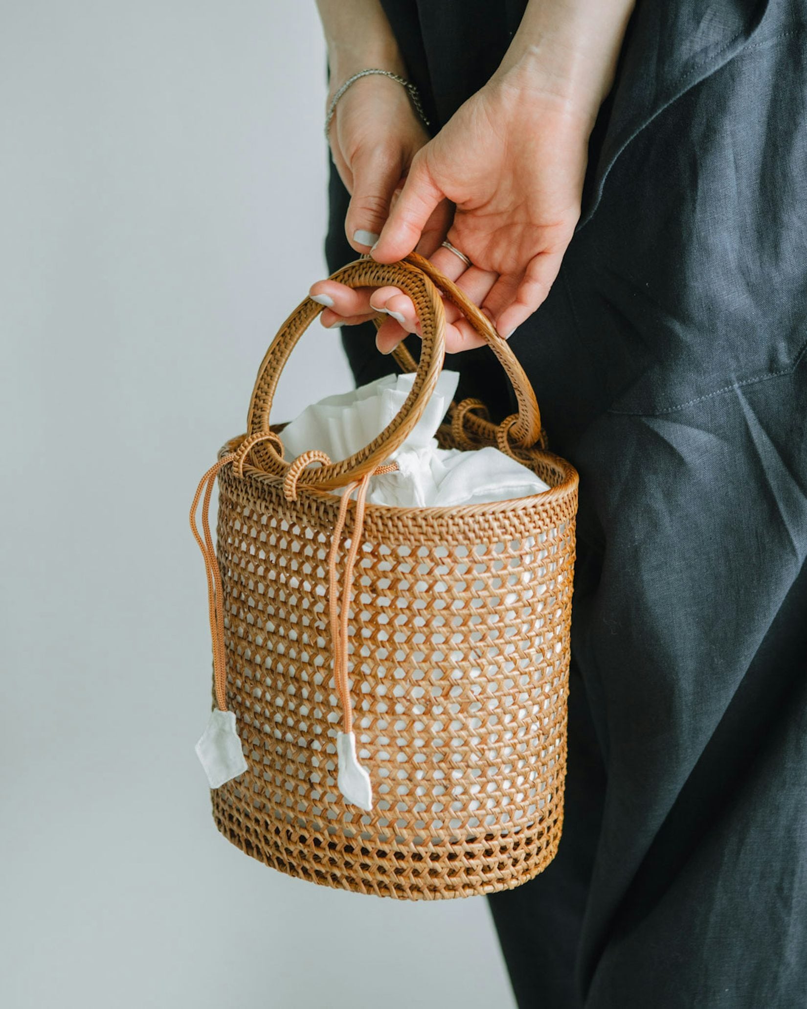 アタ素材の透かし編みカゴバッグ | xiximo