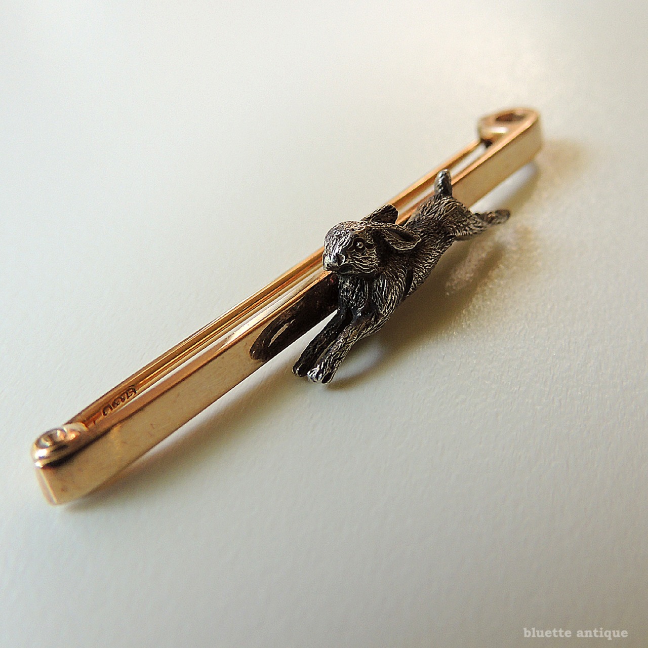 英国ヴィンテージジュエリー 9ctゴールド ランニングラビット バーブローチ