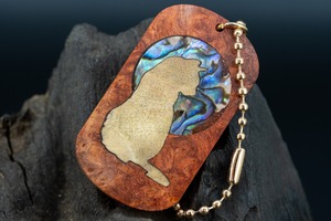 ※【朱色の銘木】 本花梨瘤 ドッグタグ 象嵌 横を向く上品な猫