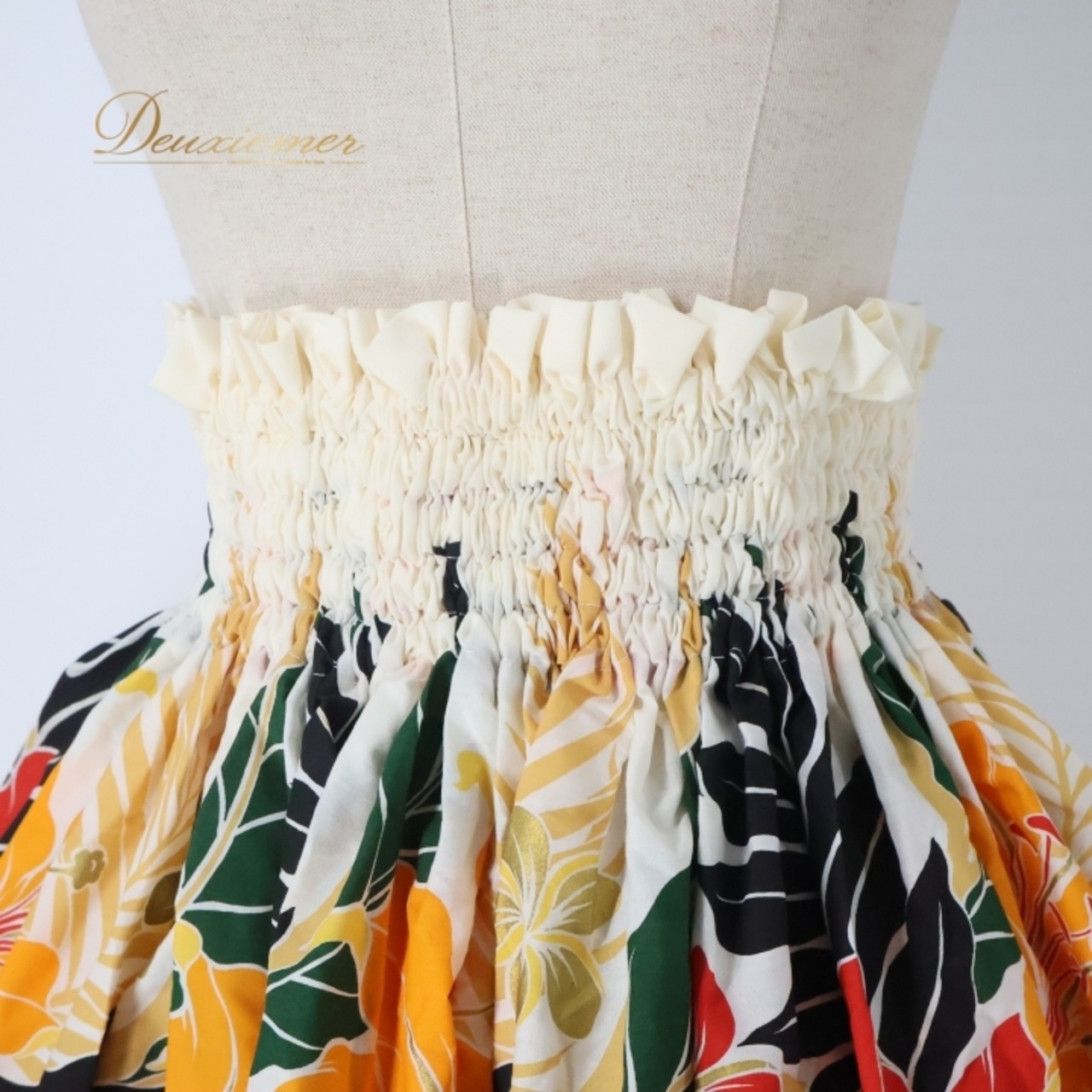 フラダンス 衣装 パウスカート ホワイト系 ハイビスカス柄 モンステラ柄 プルメリア柄 ハワイアンプリント アロハ フラ ダンス レッスン 練習 華やか 鮮やか カラフルプリント かわいい おしゃれ レッド系 ブラック系 グリーン系 ベージュ系 オレンジ系 ゴールド系 ファッション リゾート 薄手 柔らかい