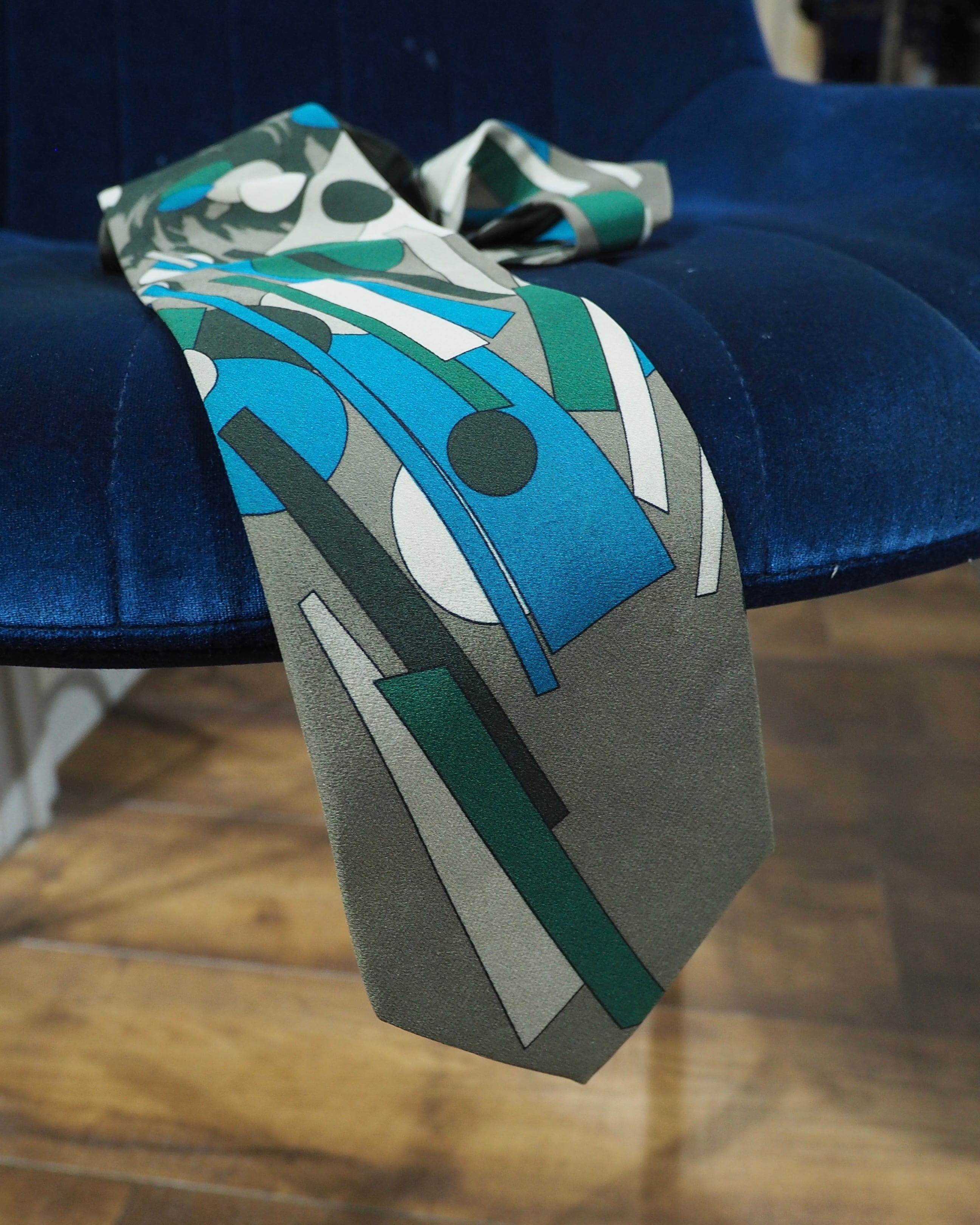 ” Zero gravity ” Geometric Art pattern vintage silk Tie