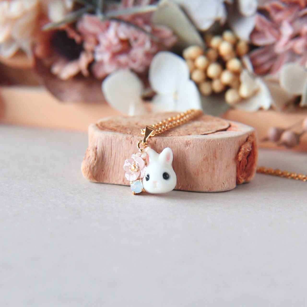 うさぎとポピーネックレス