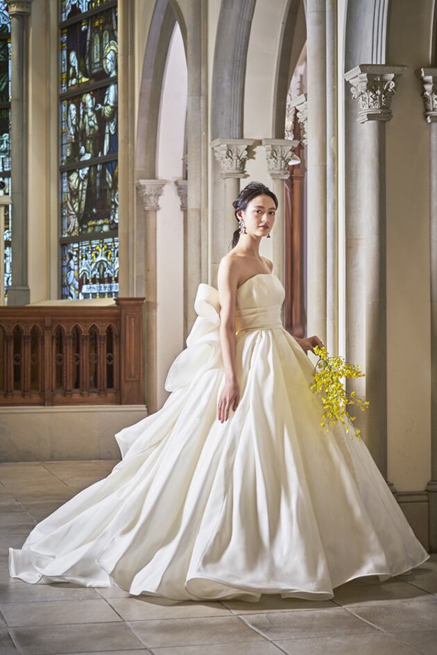 ウエディングドレス ベアトップ ラッフルフリル デザイン感光沢サテン  