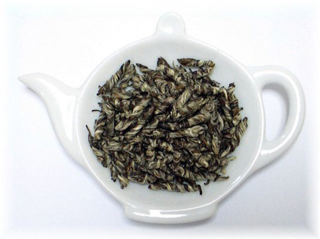 【茉莉金螺絲】：手揉みで仕上げられ、非常に手の込んだ香り高いお茶。