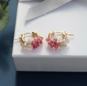 ［ピアス］petit berries hoops/14kgf ピンクトルマリン×グレーオニキス