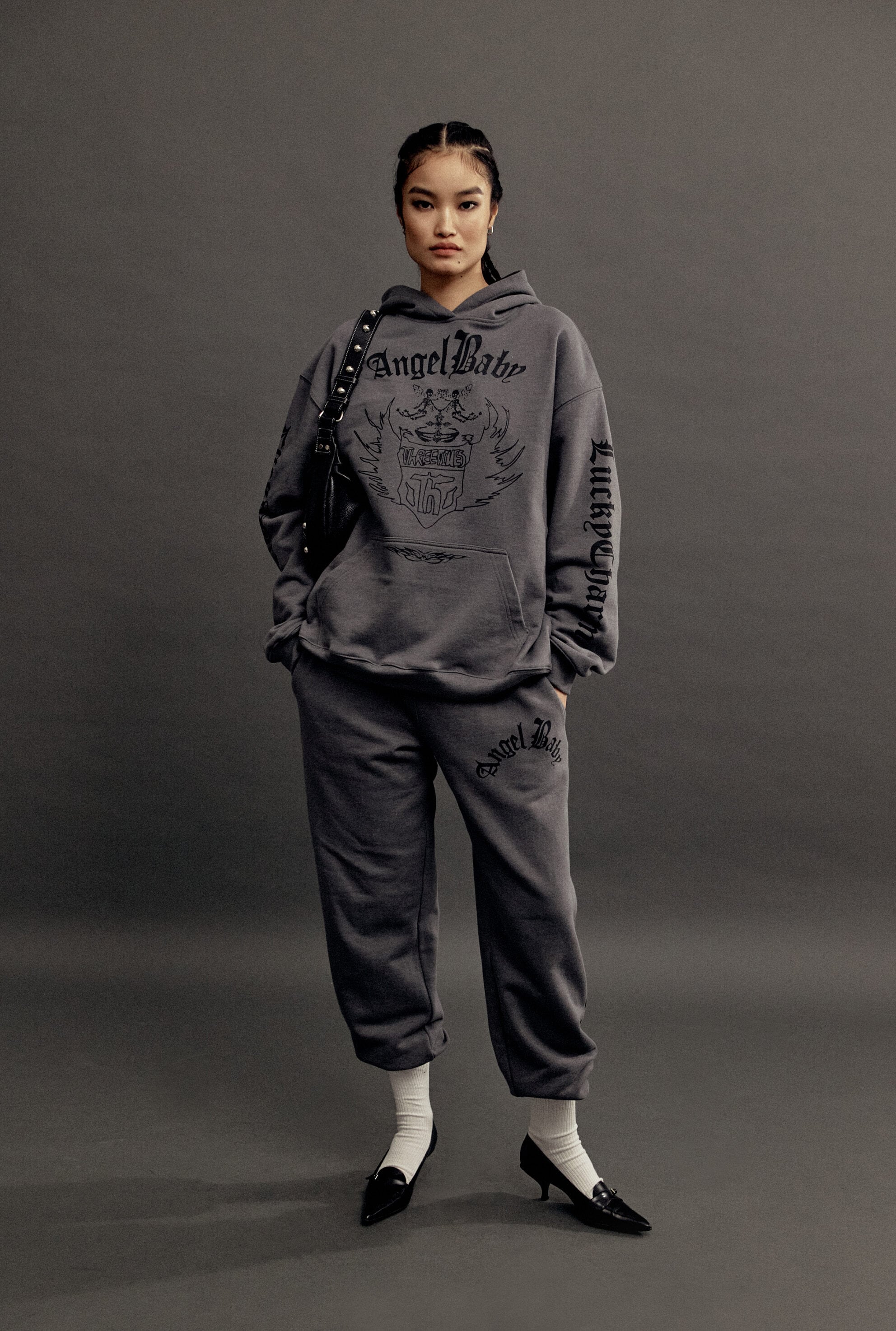[threetimes] Angel baby sweatpants charcoal 正規品 韓国ブランド 韓国通販 韓国代行 韓国ファッション  パンツ | BONZ (韓国ブランド 代行) powered by BASE