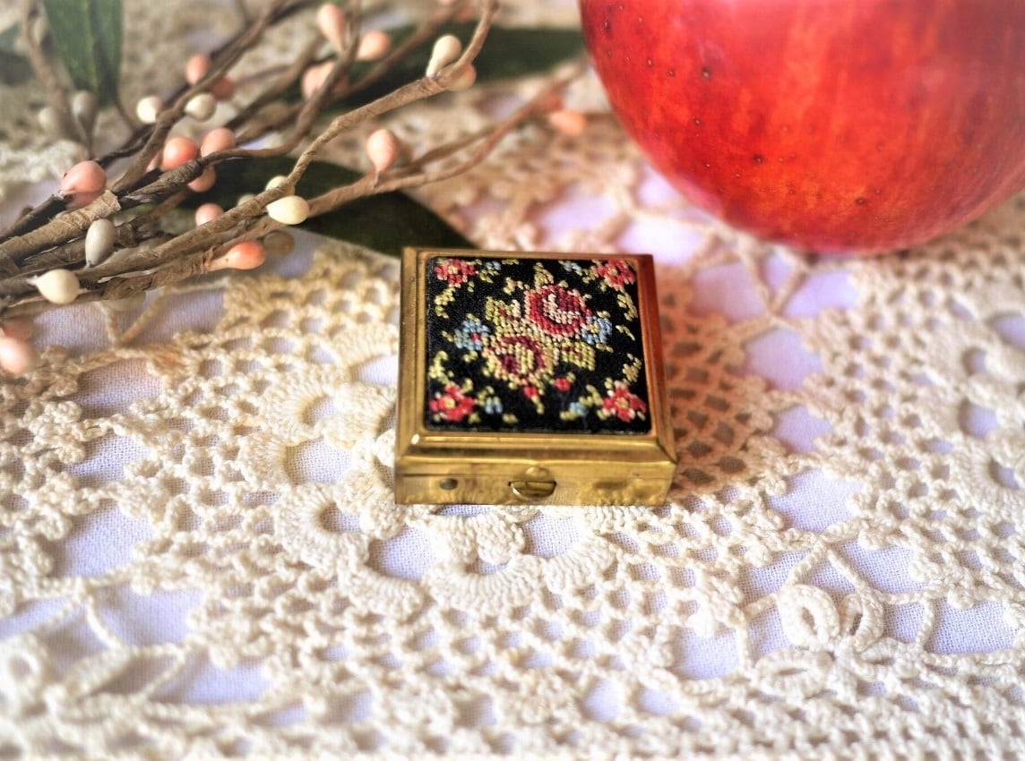 プチポワン刺繍 折りたたみ携帯用灰皿 EIN Golden Seal アッシュトレイ ドイツヴィンテージ