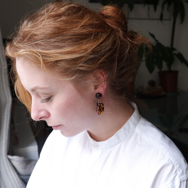 アンバーカラーのフェミニンなピアス (vijg-58)