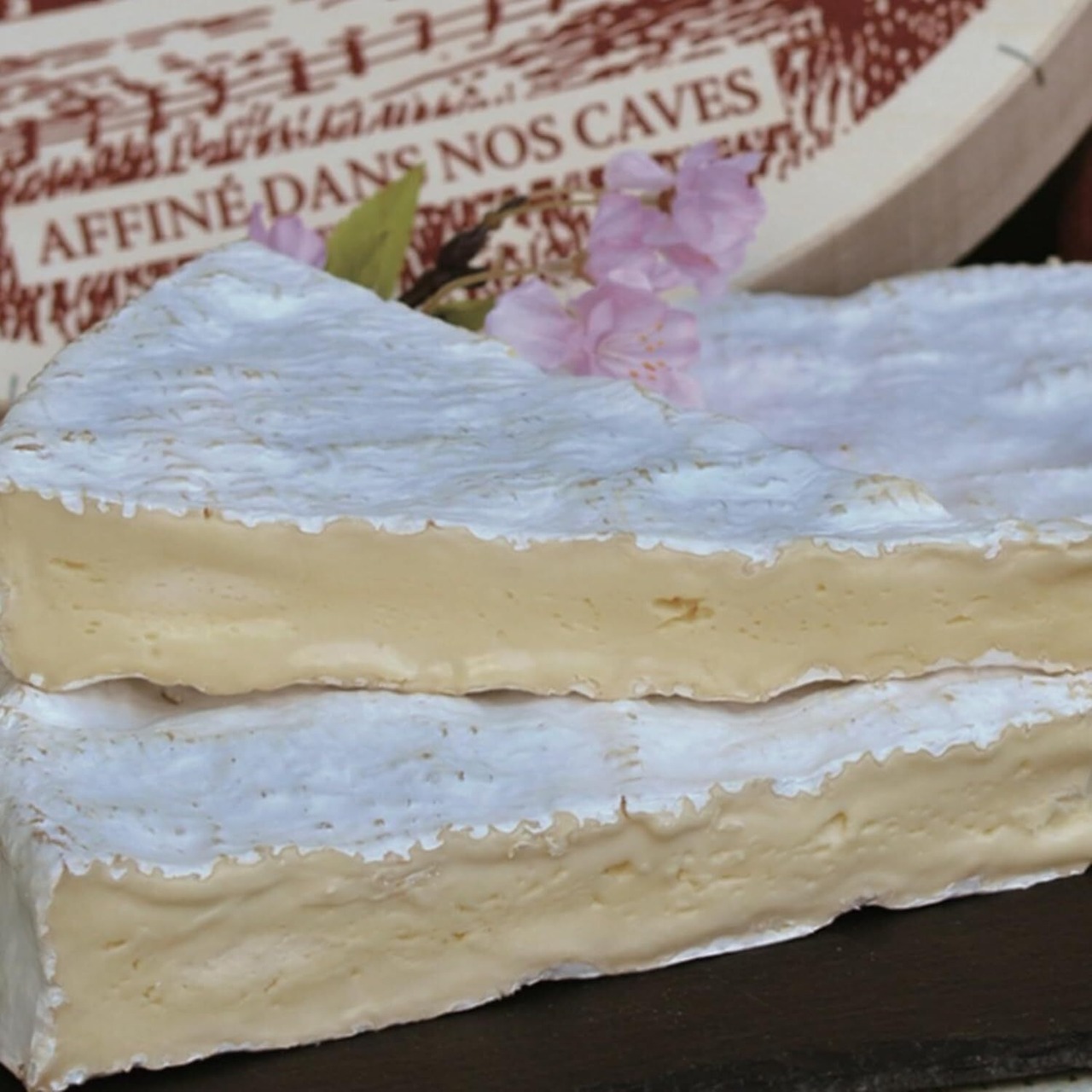 フランス産 ブリー・ド・モー AOP 600g｜本格ブリーチーズ・無殺菌乳・濃厚クリーミー｜フレッシュカット French Brie de Meaux AOP 600g – Authentic Brie Cheese | Raw Milk, Rich & Creamy | Fresh Cut