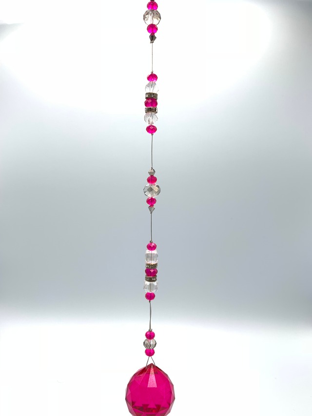 【サンキャッチャー】吊るしタイプ 濃いめピンク色トップ3cm玉