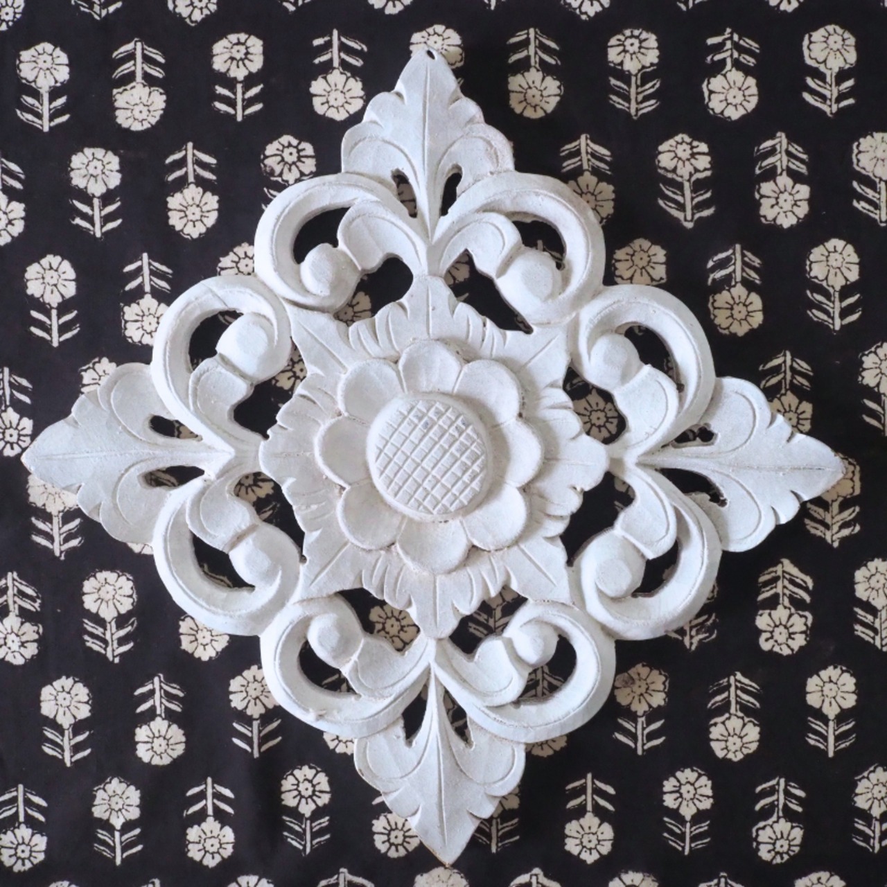 ブロックプリント生地【50cm単位】インド綿  小花柄 黒×生成り #59110-BK1