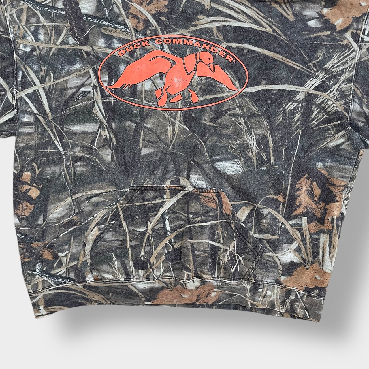 DUCK COMMANDER カモフラ 総柄 リアルツリー 迷彩 ミリタリー アウトドア プルオーバー パーカー プリント ロゴ スウェット フーディー 2XL ビッグサイズ us古着