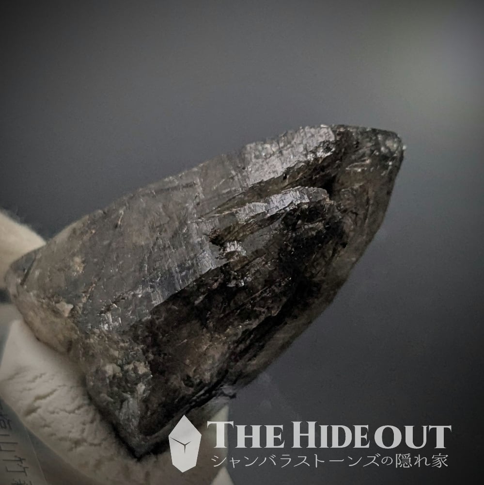 日本国産鉱物標本025 山梨県甲州市塩山竹森産草入り（苔土電気石入り