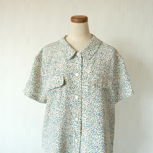 小花柄ブラウス