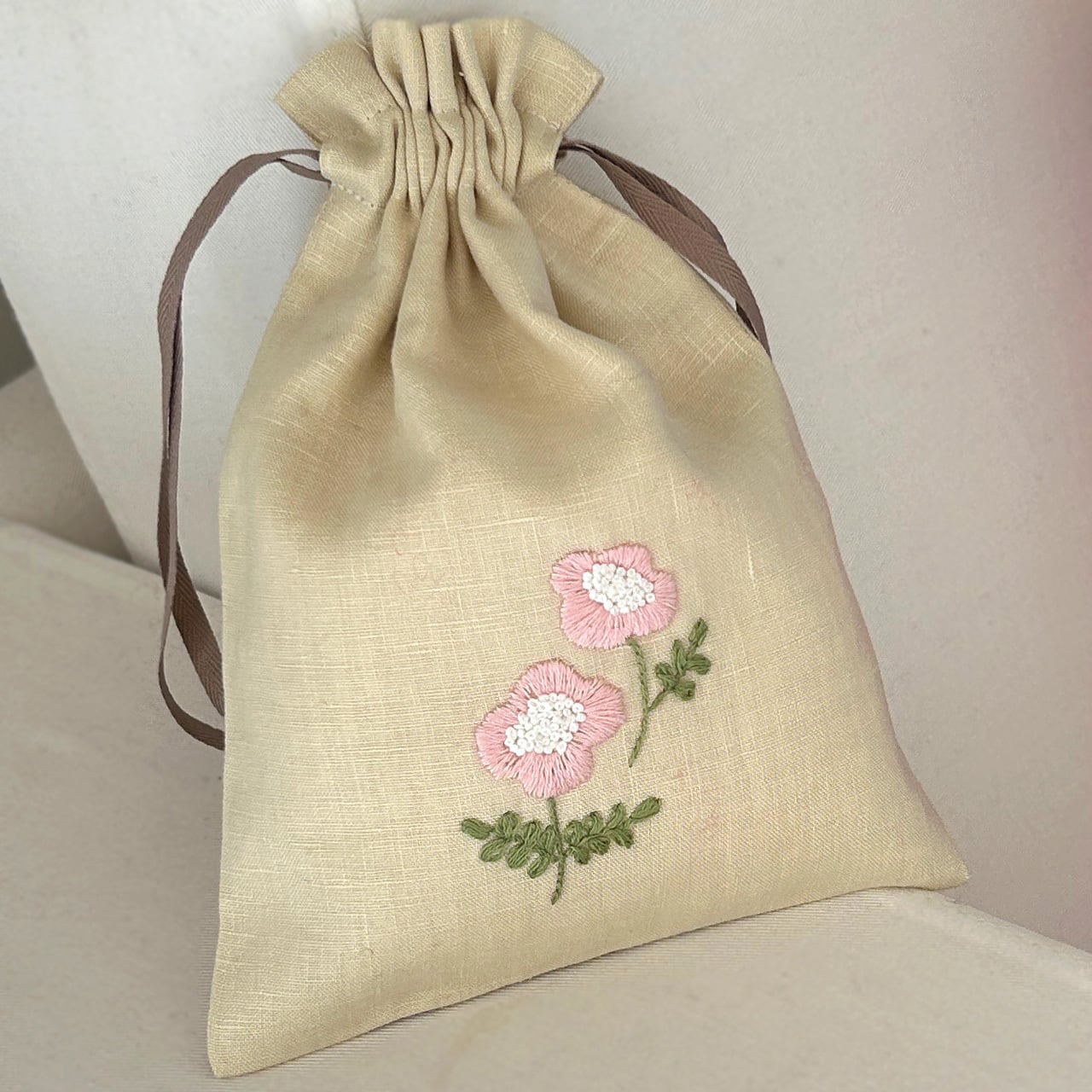 麻布に手刺繍のきんちゃくバッグ(木綿裏地付き）＜うすゴールド
