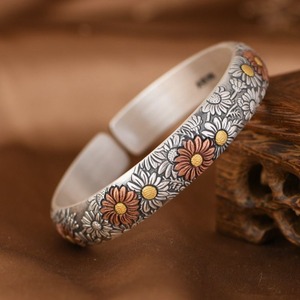 コスモスの花のバングル - 彫刻が美しく重厚感ある純銀アクセサリーB062