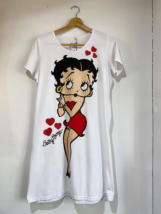 Betty’s big tee