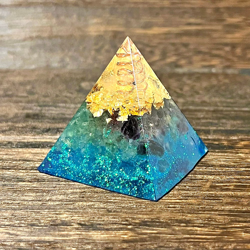 【受注制作】ピラミッド型 オルゴナイト フローライト アパタイト 金箔入り