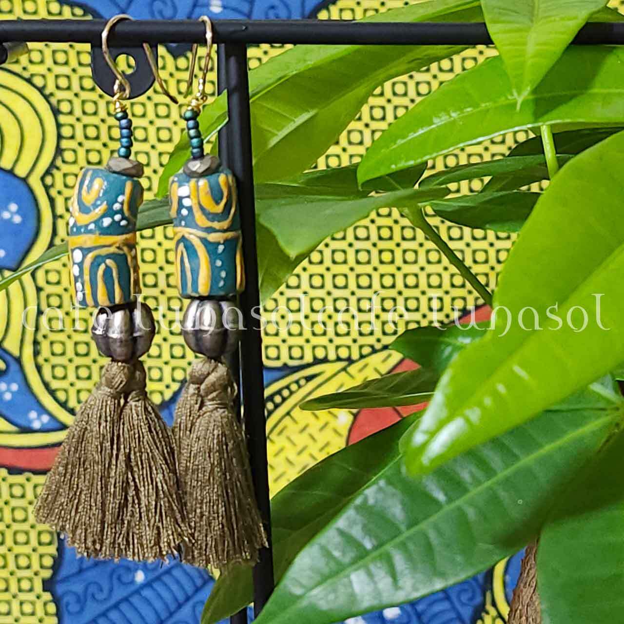 とんぼ玉のピアス アフリカのガラスビーズのピアス ハンドメイド タッセル 彩り アクセント エスニック トライバル アフリカン