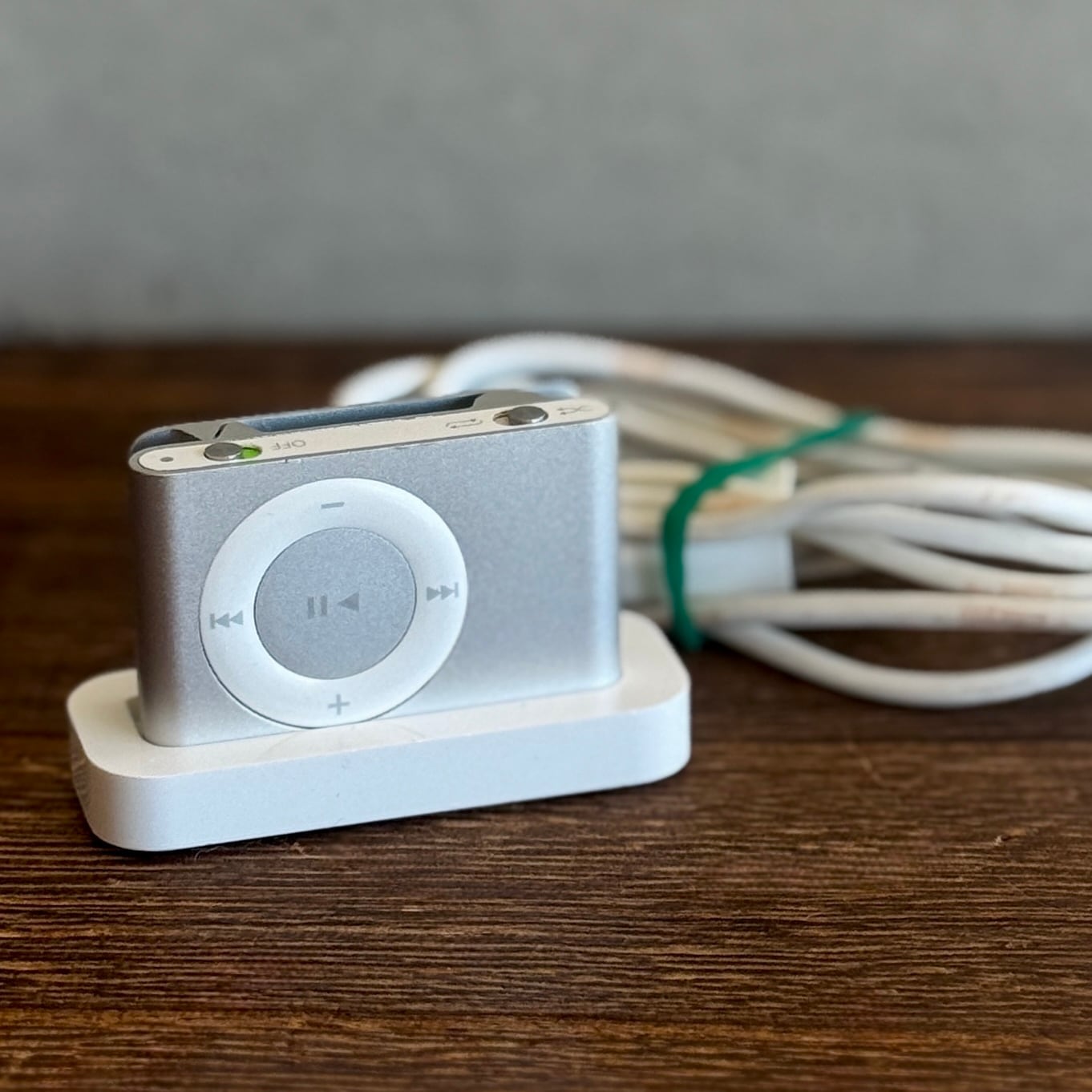 Apple iPod shuffle 第2世代 1GB シルバー | 新品バッテリー交換済み