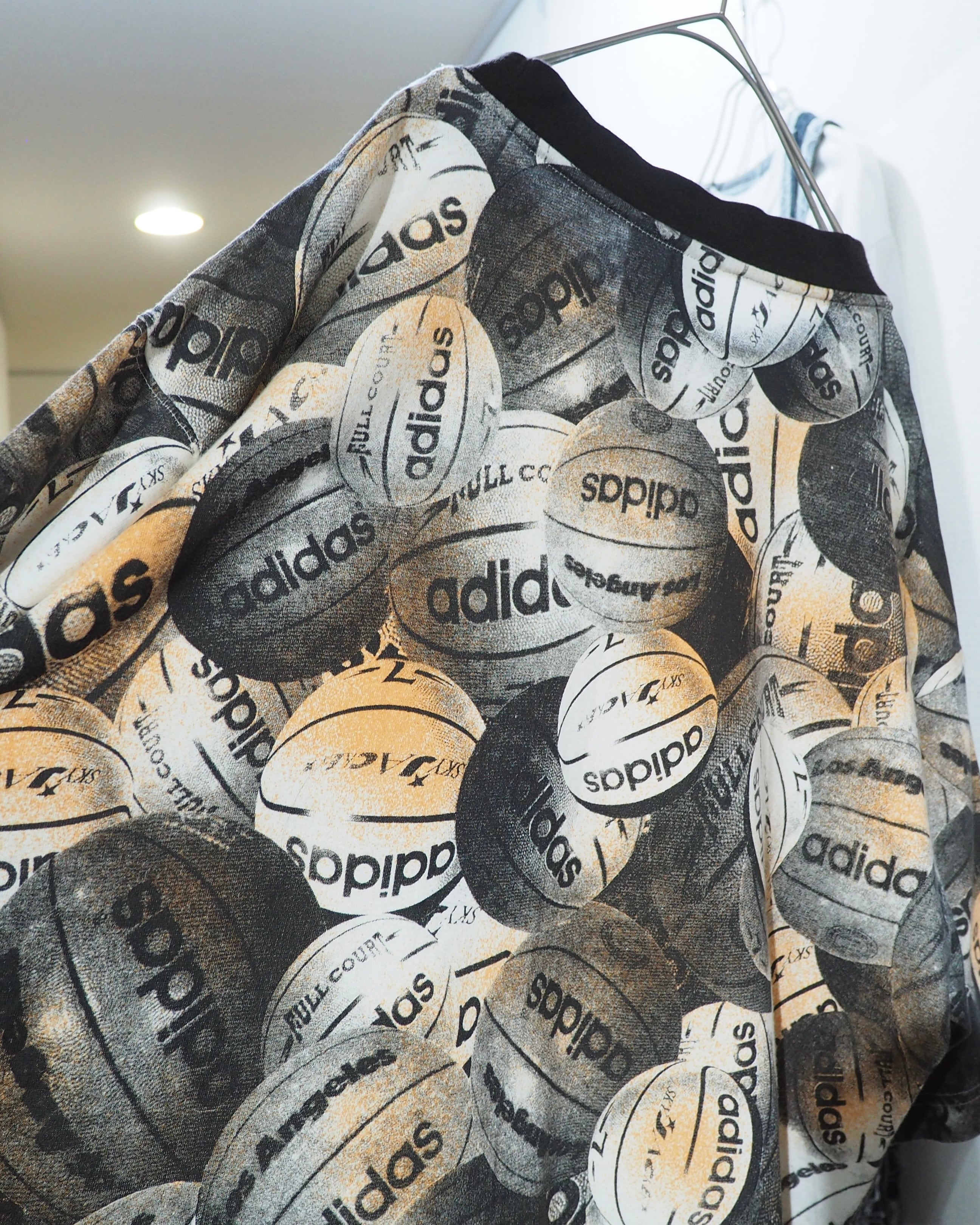 1990s ” Old adidas ” Many Many Basketball printed vintage loose SS Tee