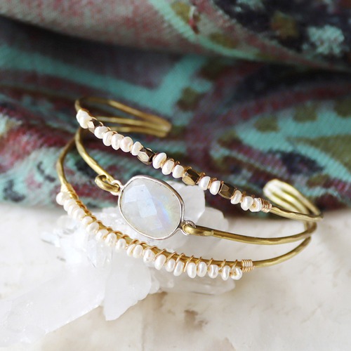 ロイヤルブルームーンストーン・パールの3連バングル