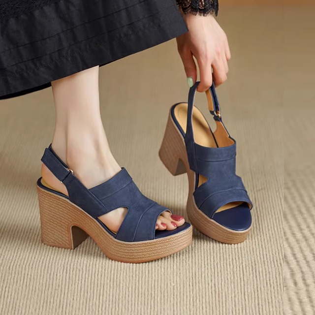 【送料無料】 サンダル 2色 靴 シューズ チャンキーヒール ハイヒール オープントゥ バンド バックル エレガント 可愛い 大人可愛い きれいめ シンプル カジュアル シック コンサバ 華やか 大人 上品 おしゃれ 主役級 こなれ感 高見え 高級感 無地 夏 レディース 女性用 ママ 20代 30代 40代 デート お出かけ 女子会 お呼ばれ 休日 お茶会 授業参観 垢抜け デイリーユース 普段使い ファッション コーデ スタイル 楽ちん 歩きやすい 美脚 脚長 定番 スタイルアップ ブルー ブラウン