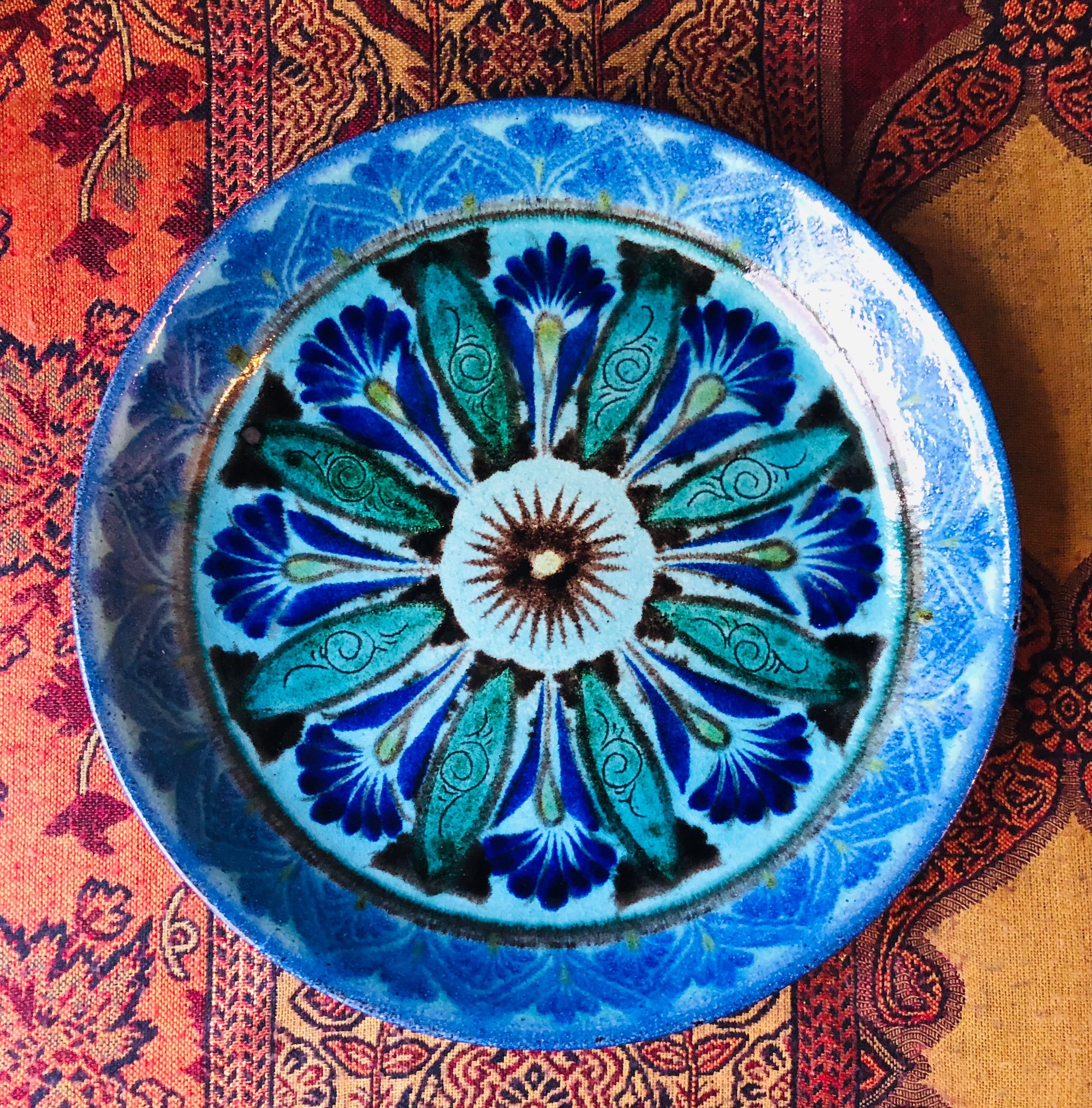 大阪万博出展工房リシタン青色と緑色の花柄陶器皿 リシタン陶器 バフチヨル工房 お花柄の深皿 25cm | YOQMOQ