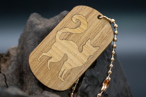 【時代を跨ぐ銘木】チーク ドッグタグ 象嵌 探る視線