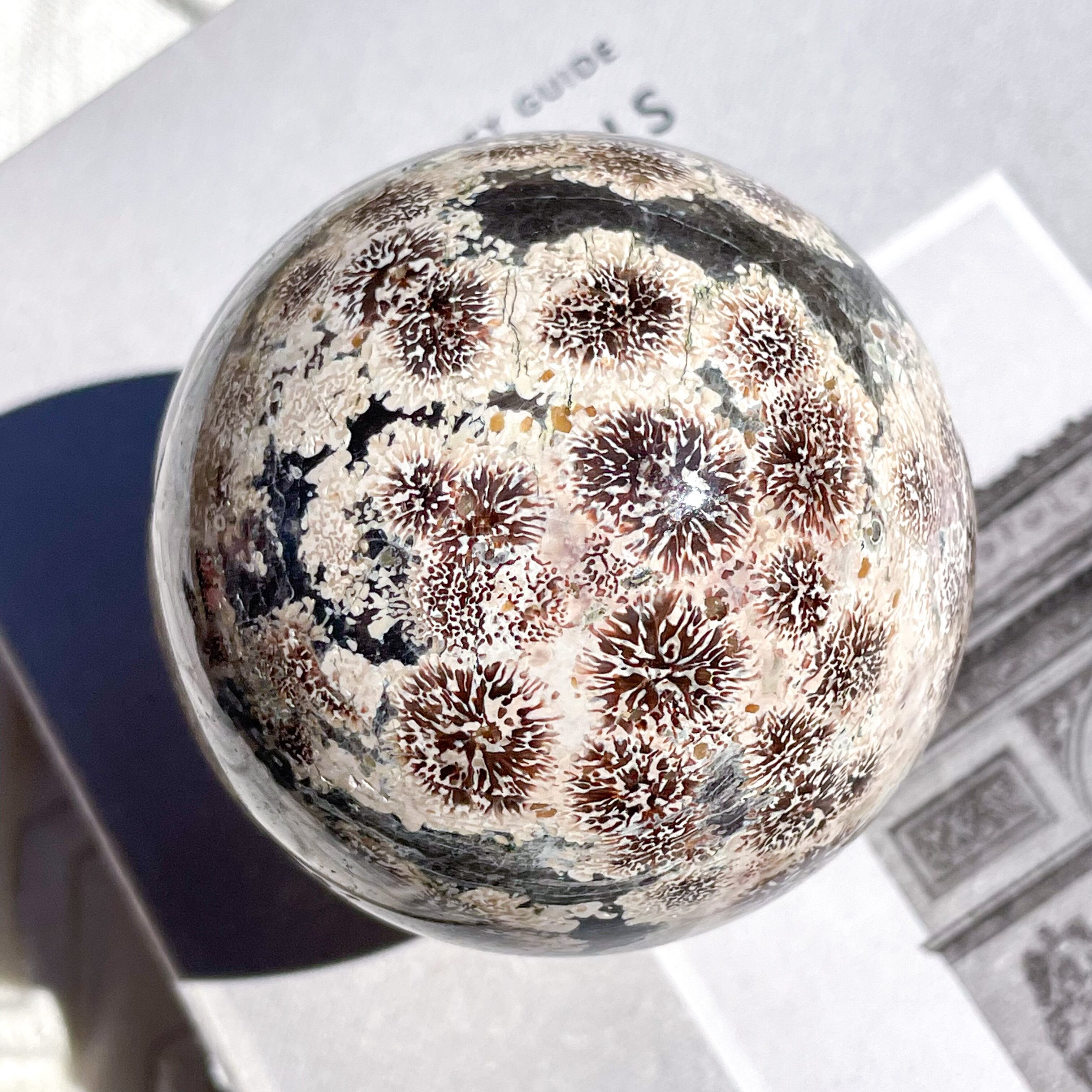 天然石 グリーンフラワージャスパー スフィア 丸玉  66.2ミリ　台座付け綺麗 天然石 グリーンフラワージャスパー スフィア 丸玉 66.2ミリ