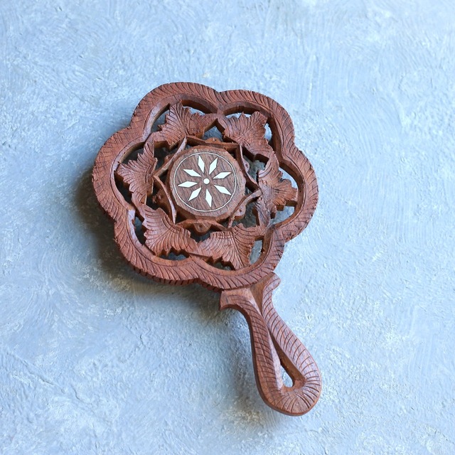花形の味わい深い鍋敷き 8