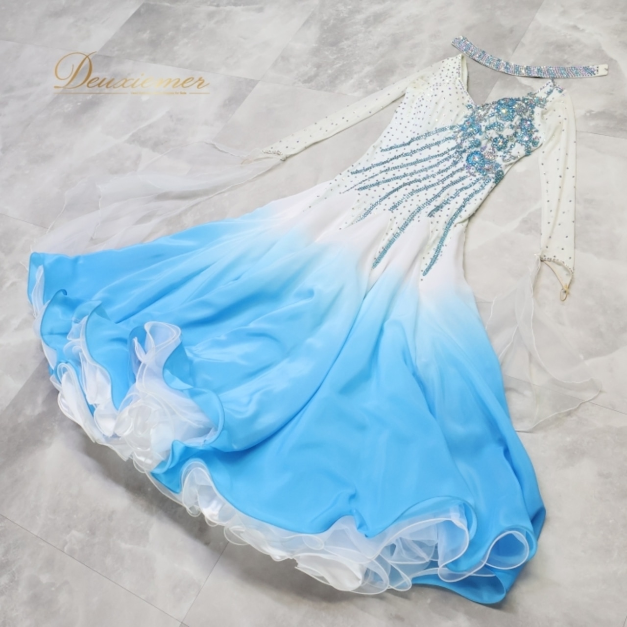 社交ダンス 衣装 スタンダードドレス ワンピース ドレス スタンダード 白 水色 フロート レース デモ 競技 ダンス パーティ 発表会 ホワイト系 ブルー系 グラデーション デザイン さわやか スカート 重ね着 エレガント イベント用 ファッション 美しい ステージ衣装 おしゃれ 競技会用