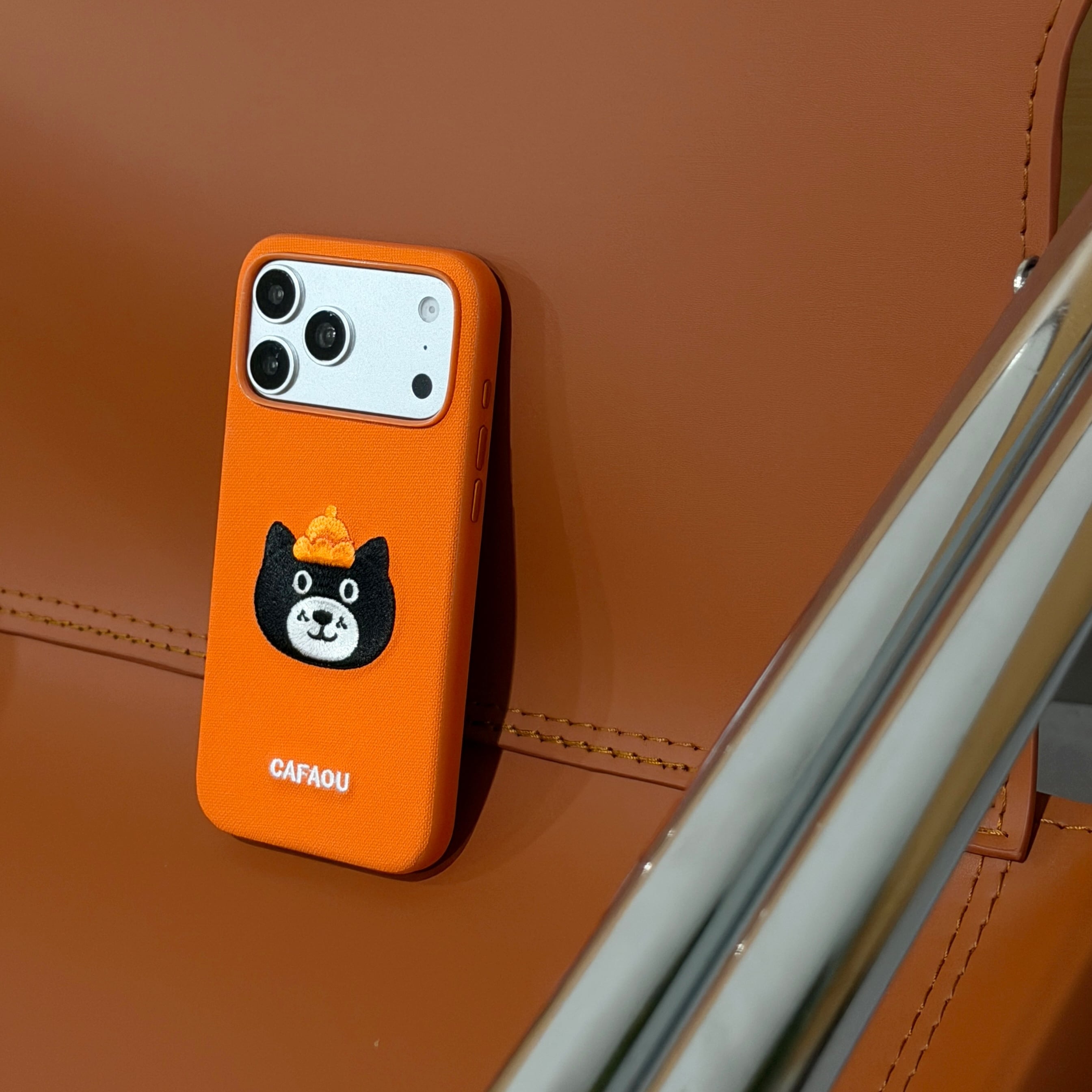 動物 刺繍 iPhone 18 17 16 15 ケース ファブリック 耐衝撃