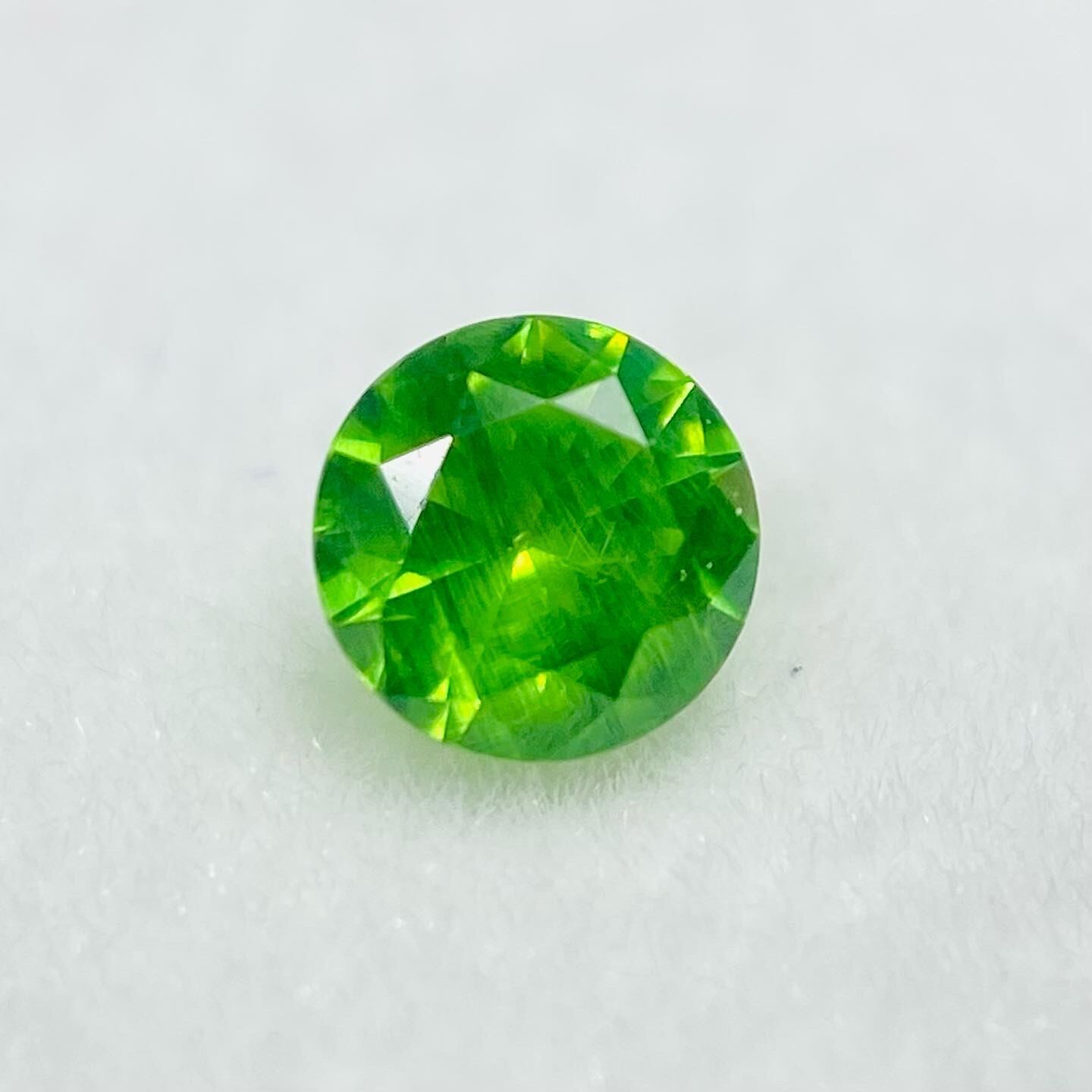 綺麗なホーステール入り ロシア産デマントイドガーネット2