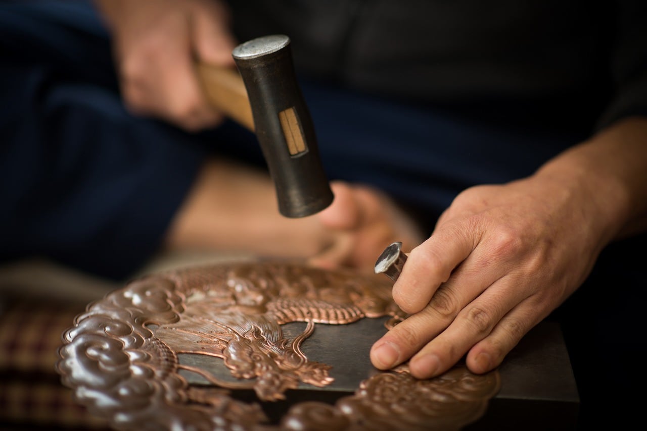 伝統的な木製箪笥 金具装飾付き ed27a1070352f74d787497fbb53f99