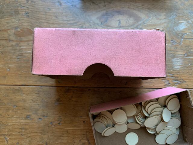 フランス語文字が入った可愛い紙の箱(赤)