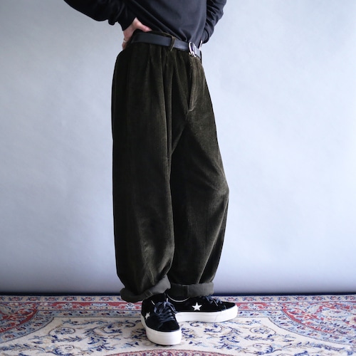 "NAUTICA" 2-tuck tapered silhouette deep moss green wide corduroy pants