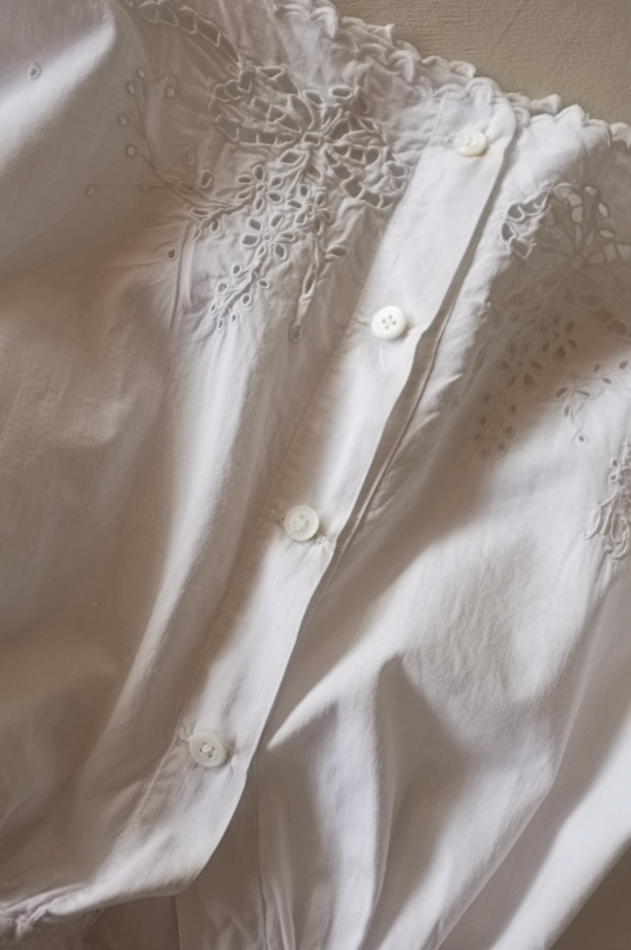 フランス 1900s 白リボンと白花とフリルレースブラウス アンティーク