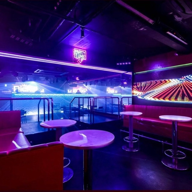 Neon Fukuoka 箱貸しブッキング 月ー木 10:00〜24:00■ 12時間	132,000円(税込)