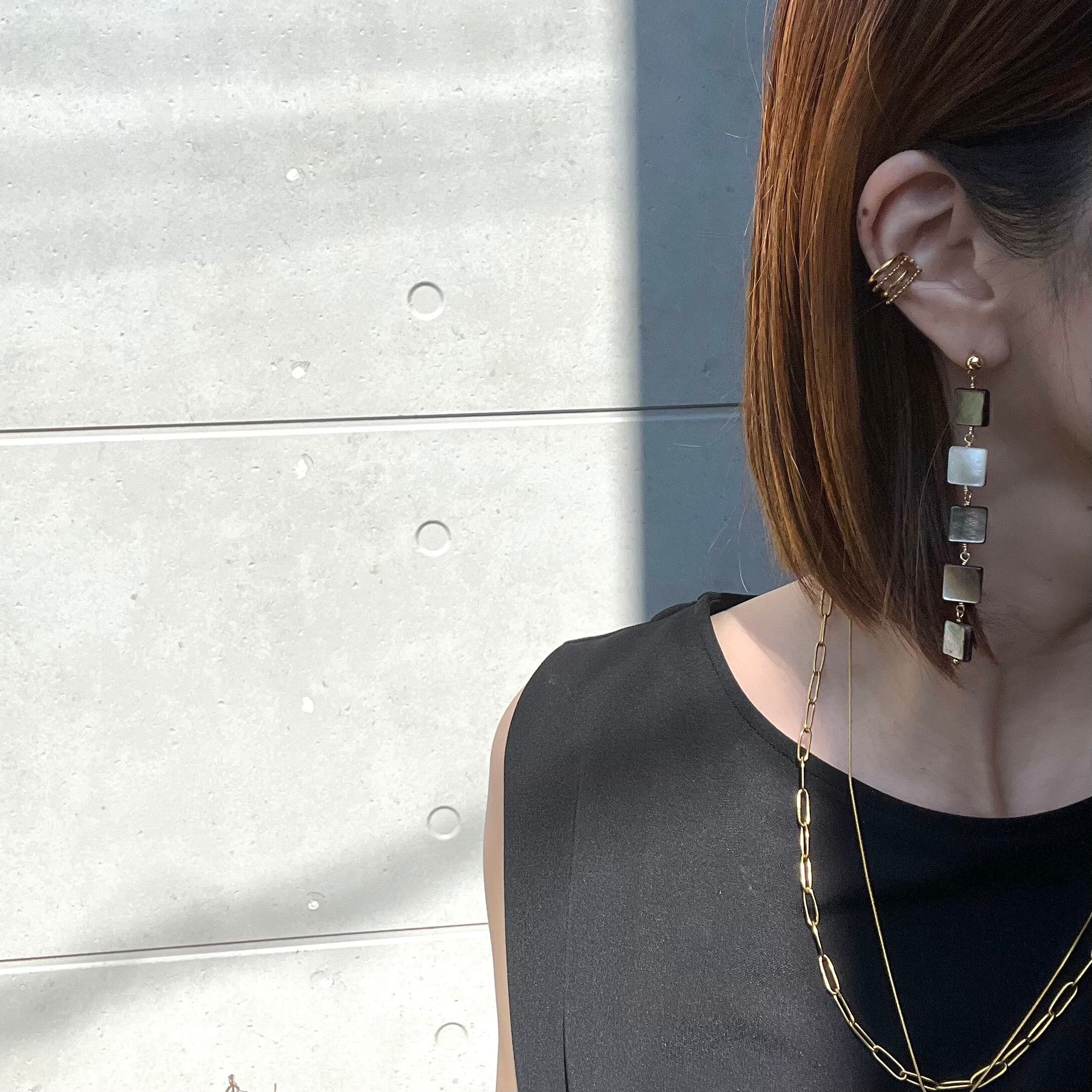 スクエアブラックシェルロングピアス | Handmade Accessory MU