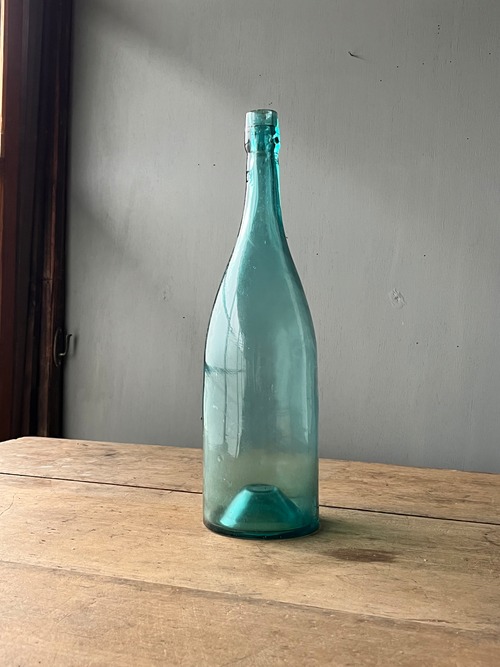 鮮やかなブルー酒瓶