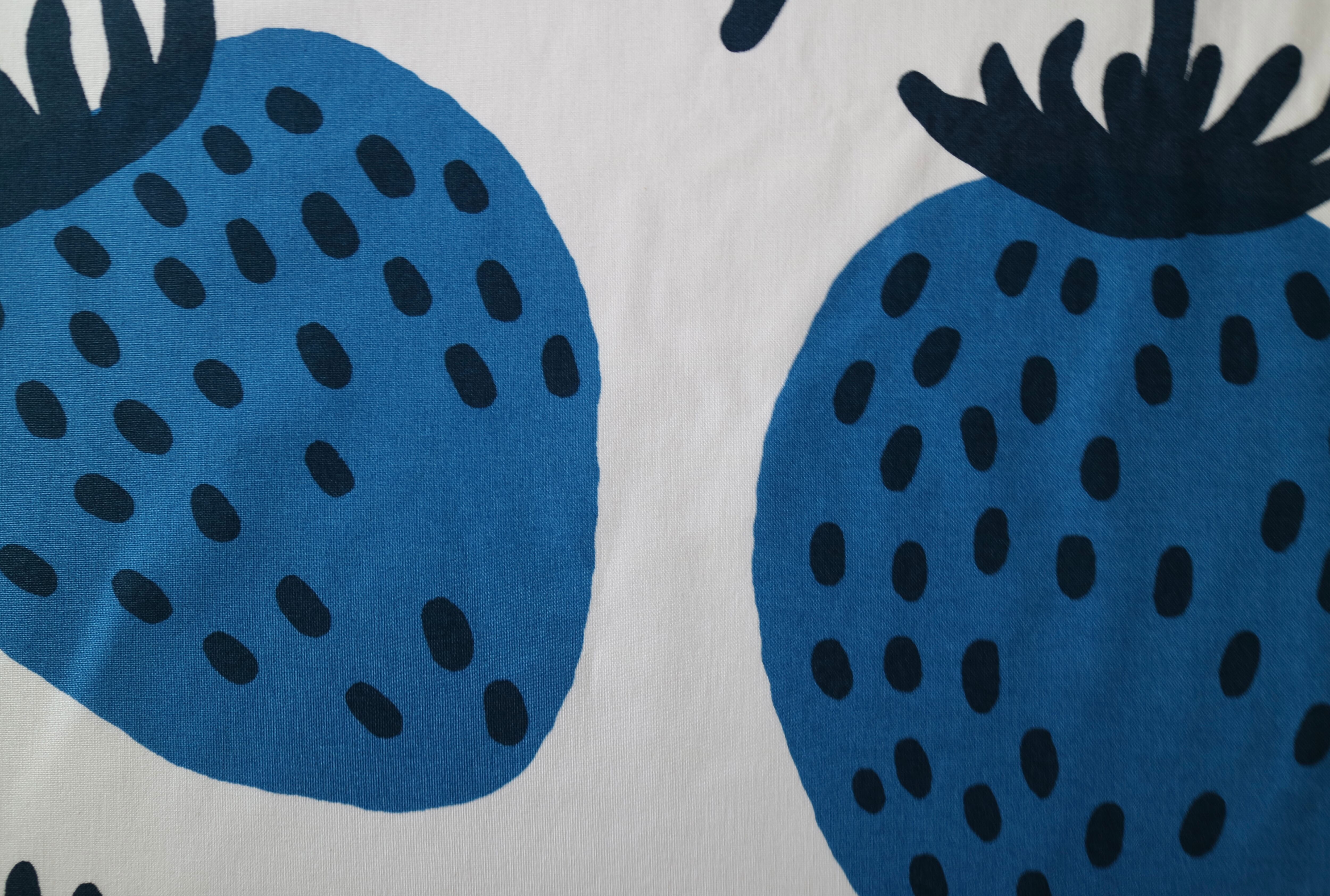 marimekko マリメッコ / MANSIKKA マンシッカ ブルー 145×50 | Taloni
