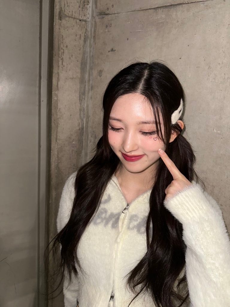 ☆IVE ガウル 着用！！【ODD ONE OUT】 OOO LOGO ANGORA ZIP-UP HOODIE