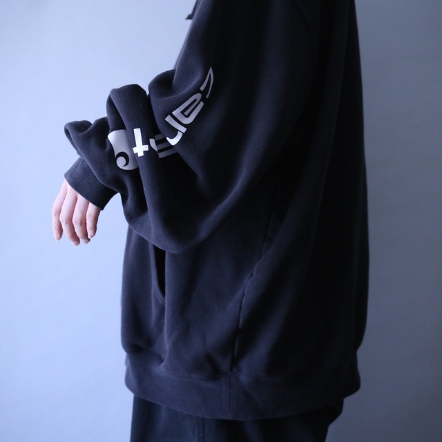 "Carhartt" sleeve logo printed over silhouette black sweat parka