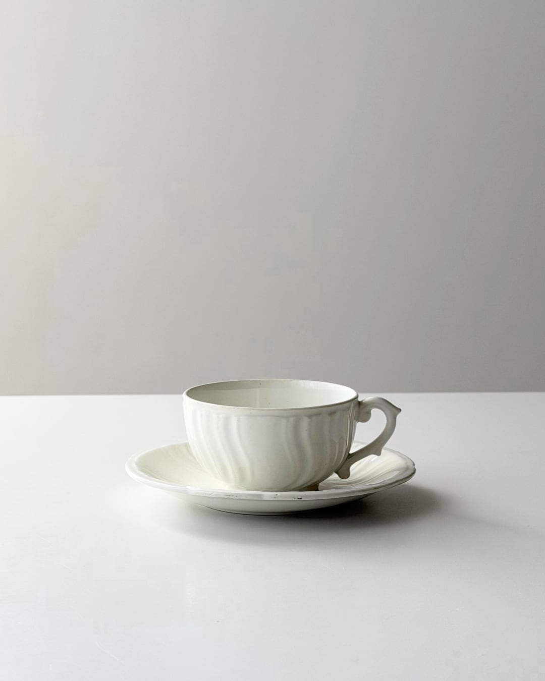 Gien ジアン / レリーフが施されたカップ&ソーサー b